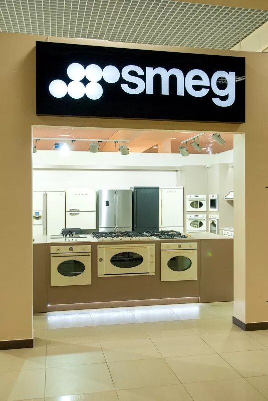 Фирма smeg. Смег. Техника Смег. Шоу рум Смег. Бытовая техника Smeg магазин.