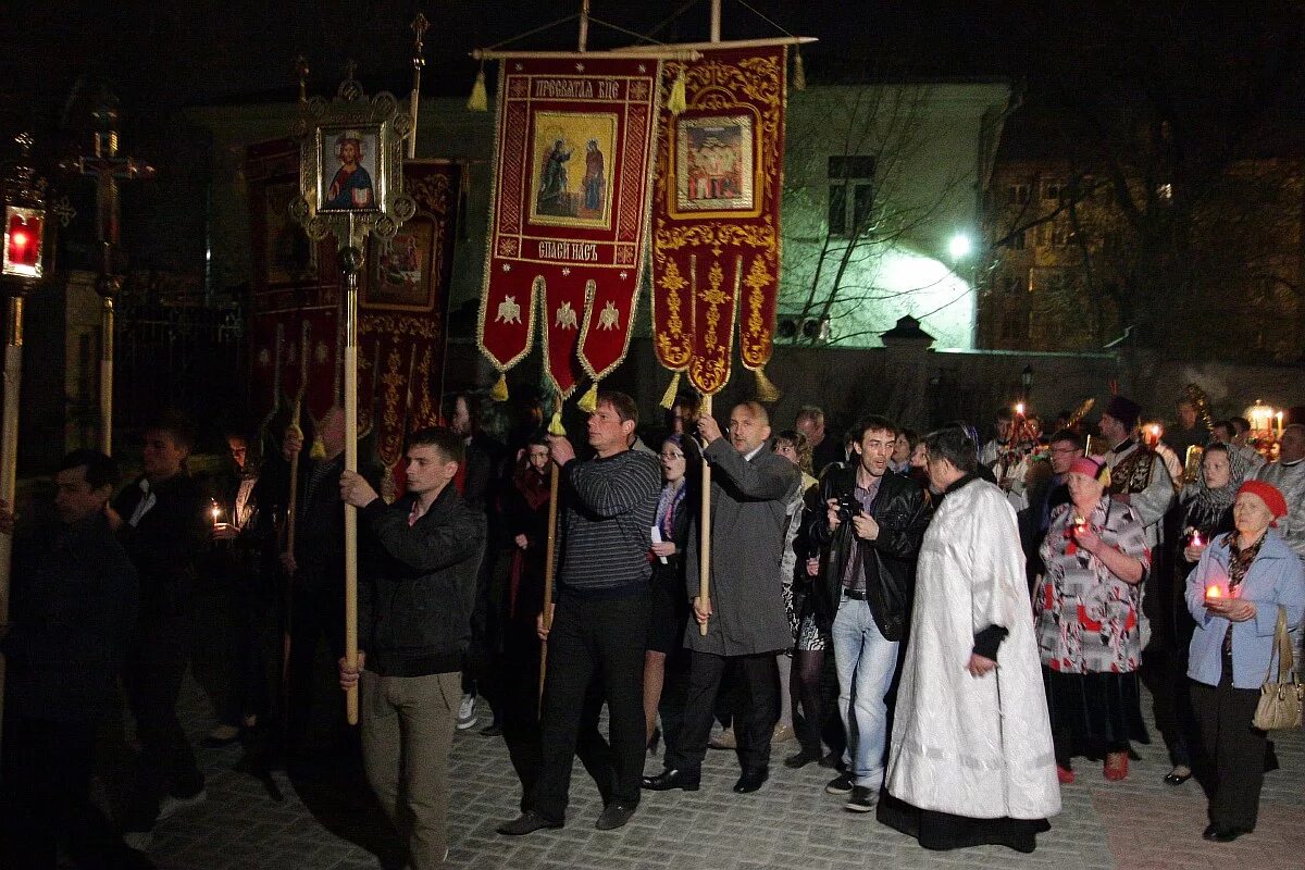 Пасхальное богослужение крестный ход. Пасха в храме крестный ход. Пасха служба крестный ход. Крестный ход вокруг церкви.