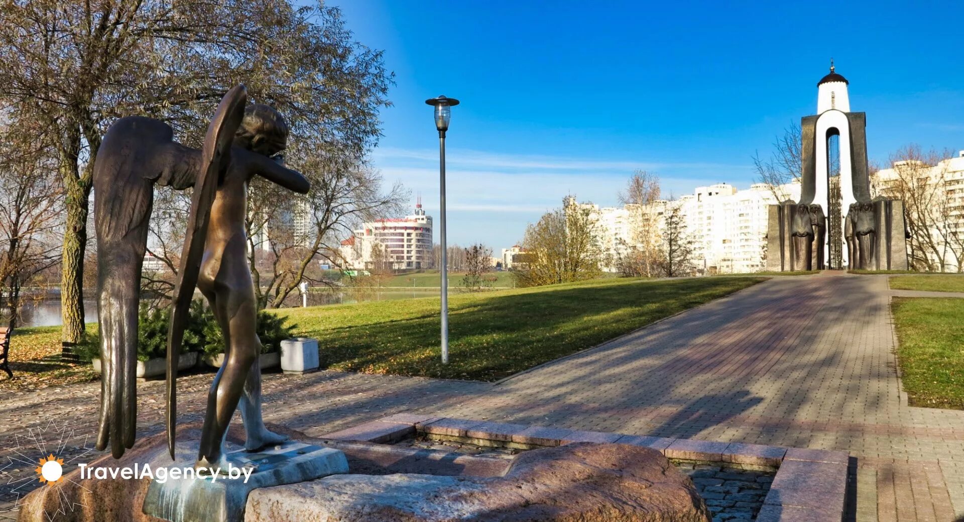 Остров мужества и скорби в минске. Памятник в минске плачущий мальчик. Памятник в минске ангел хранитель. Остров слез. Остров слёз плачущий ангел.