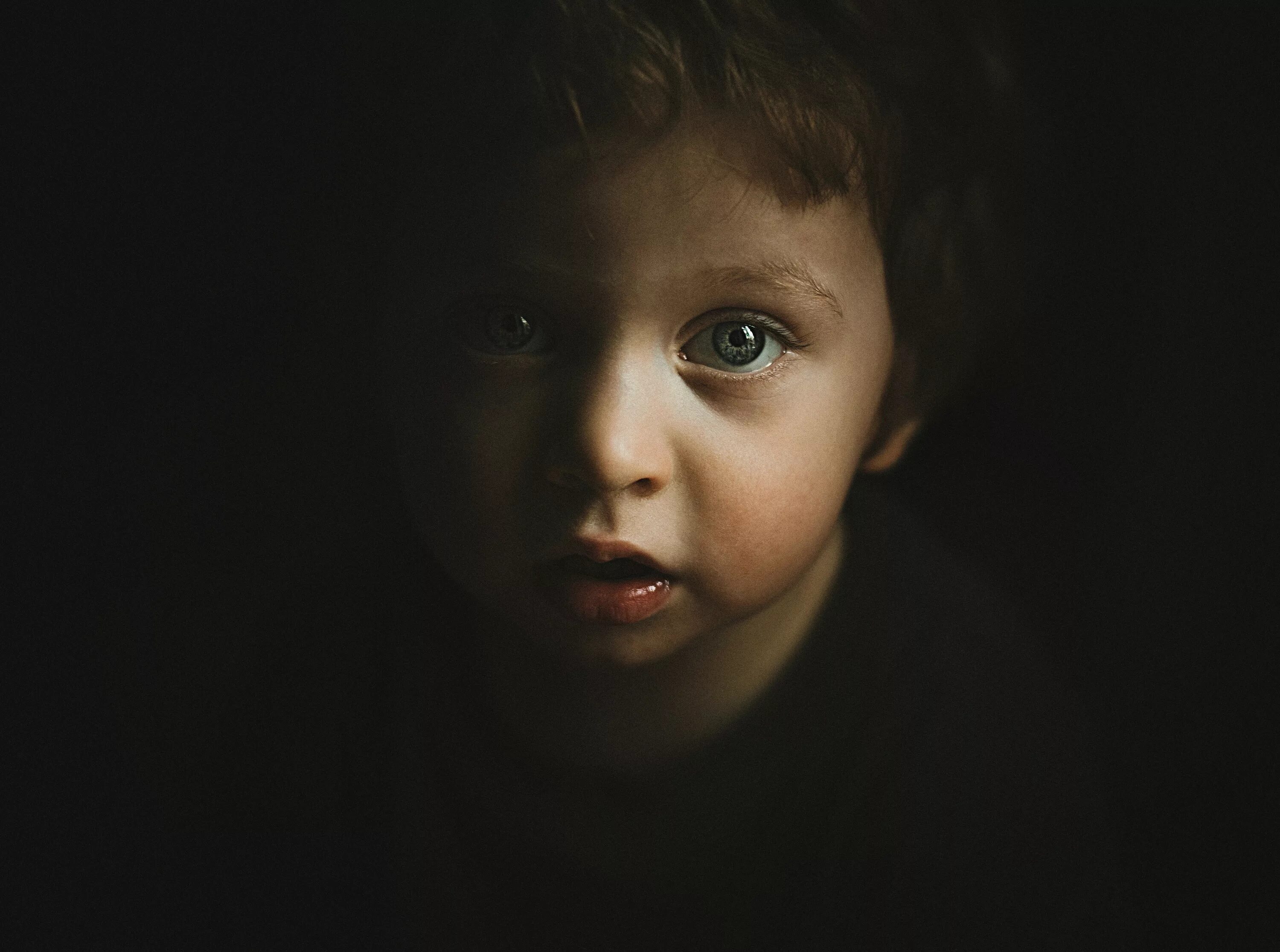 Мы дети темноты. Фотопортреты детей. Грустный ребенок. Мальчик в темноте. Портрет ребенка на черном фоне.