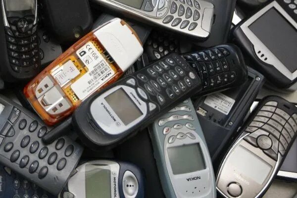 Много кнопочных телефонов. Сотовые телефоны кнопочные старые. Эпоха кнопочных телефонов. Лом сотовых телефонов.