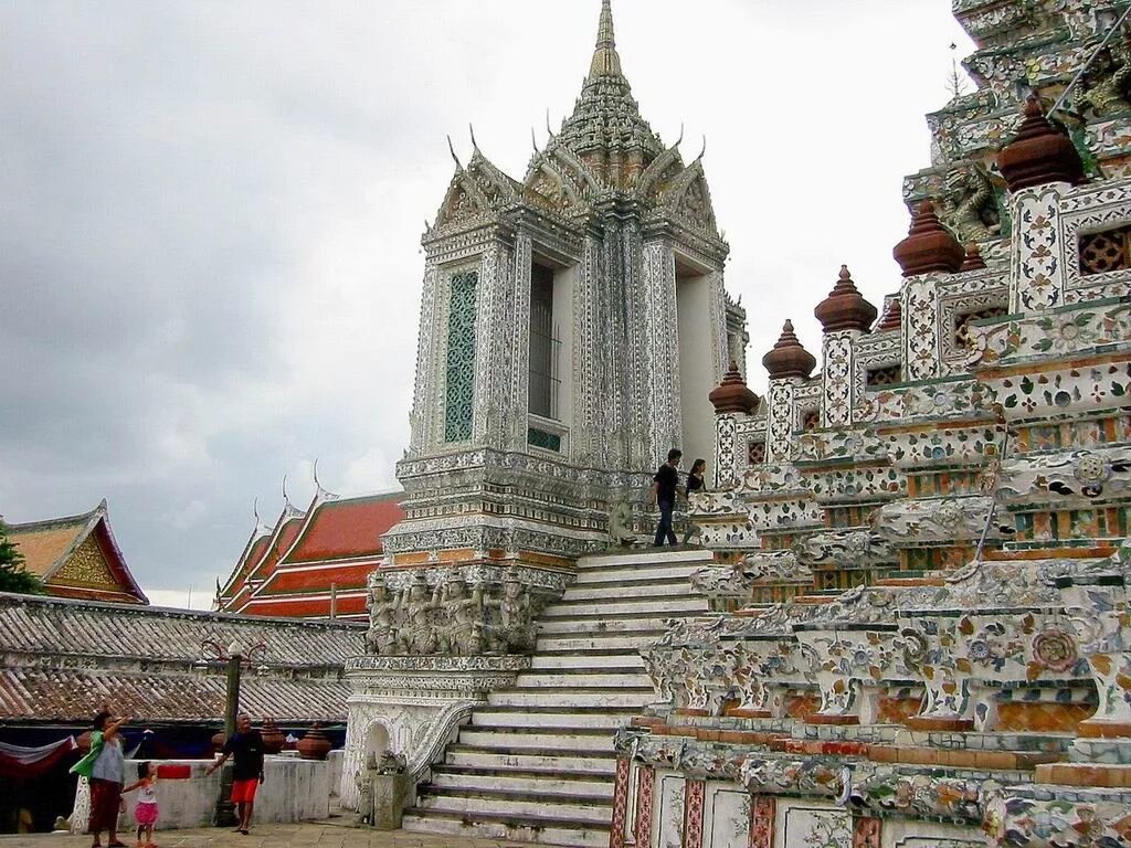 Арун бангкок. Ват Арун Бангкок. Ват Арун (храм утренней зари). Храм Арун Тайланд. Храм ват Арун в Бангкоке.