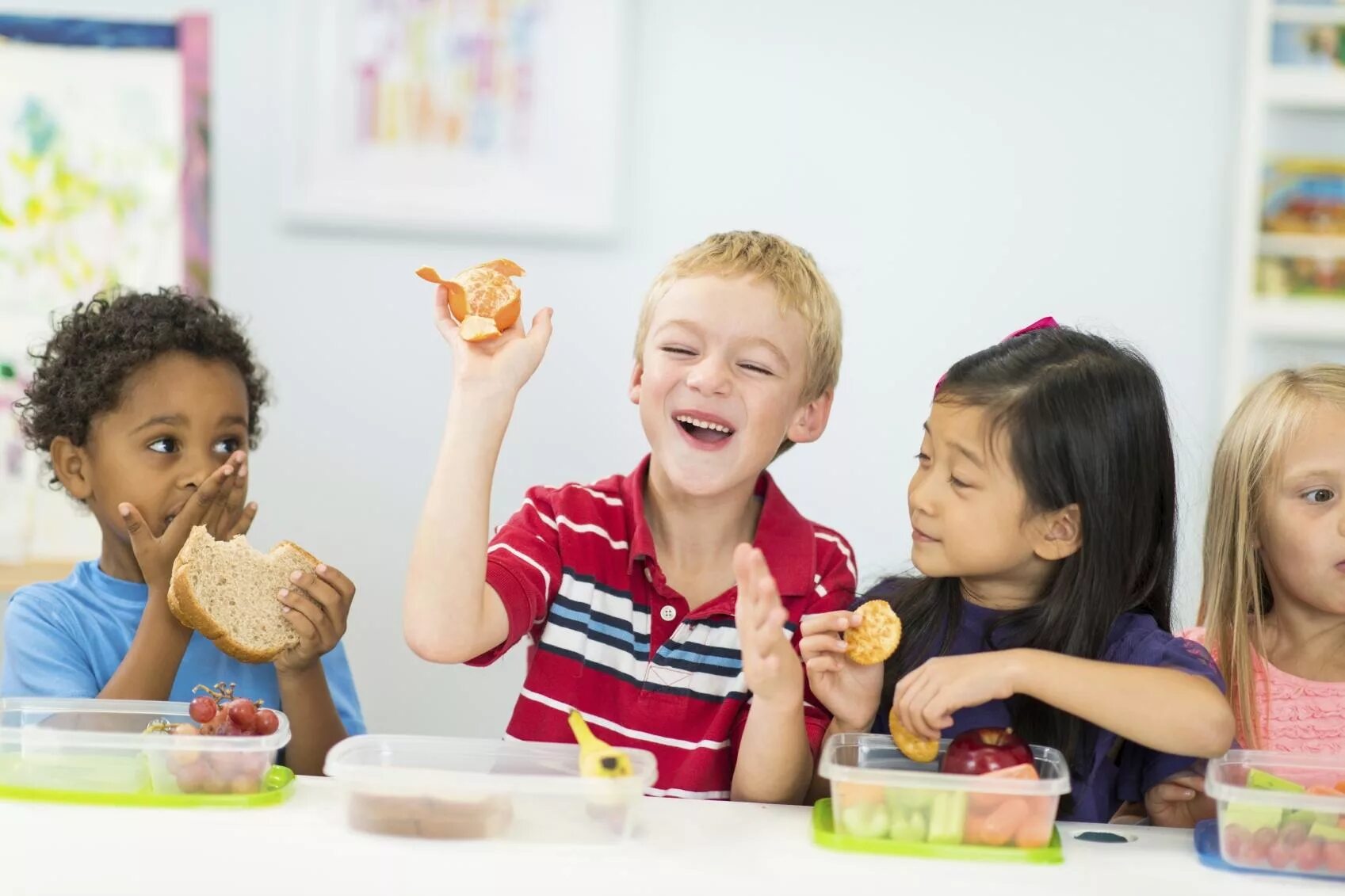 Дети перекусывают вместе. Группа детей перекусывает. They are eating картинка. Nutrition of Preschool children