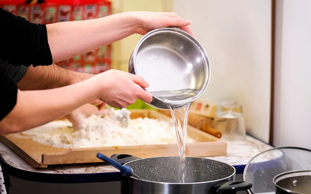 Finally put add pour. Выливание воды из кастрюли. чистая вода в кастрюле. pour cooking. лить воду в масло на сковороде.