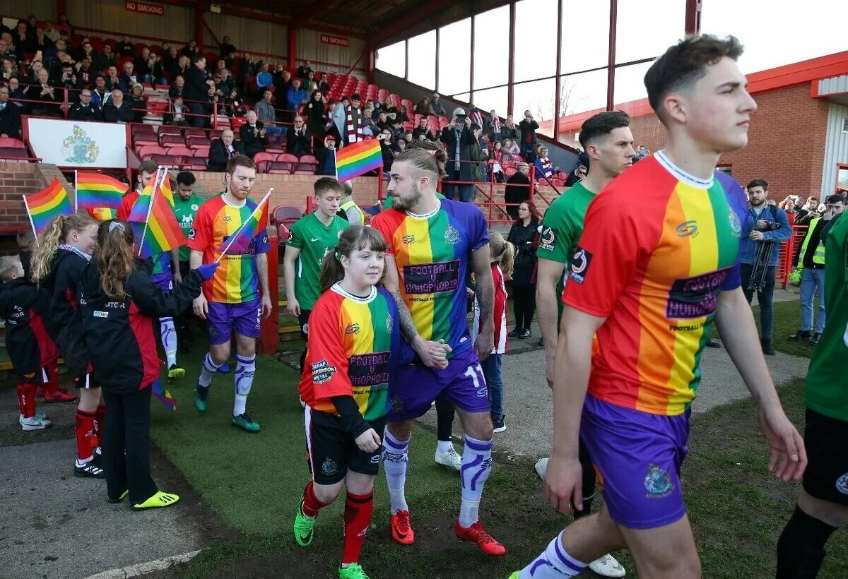 Манчестер сити с украинскими флагами. Руни эвертон. Поддержать футболистов. Барселона лгбт футбол. Футбол фото.