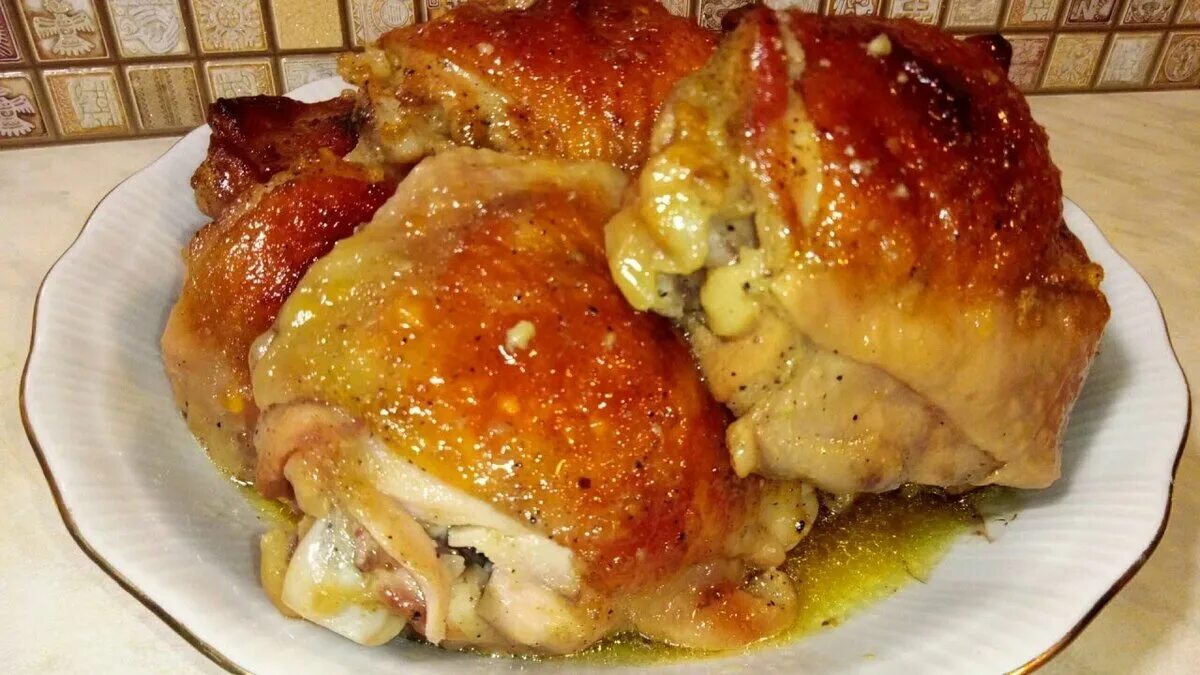 Бедрышки жареные. Бедрышки куриные в духовке. Куриные бедра в духовке. Куриные бедра запеченные в духовке. Куриные бедрышки запеченная.
