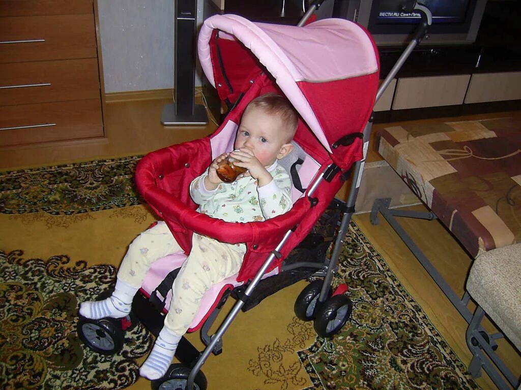 Коляска с большим красным бантом. Хочу коляска. Колясочку для беби бона. Хочу коляску. Алиса я хочу коляску.