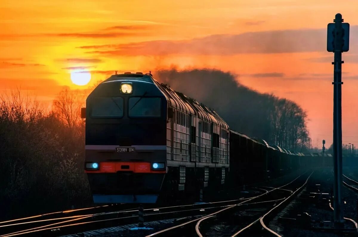 Поезд. Красивый поезд. Железнодорожный транспорт. Железная дорога.