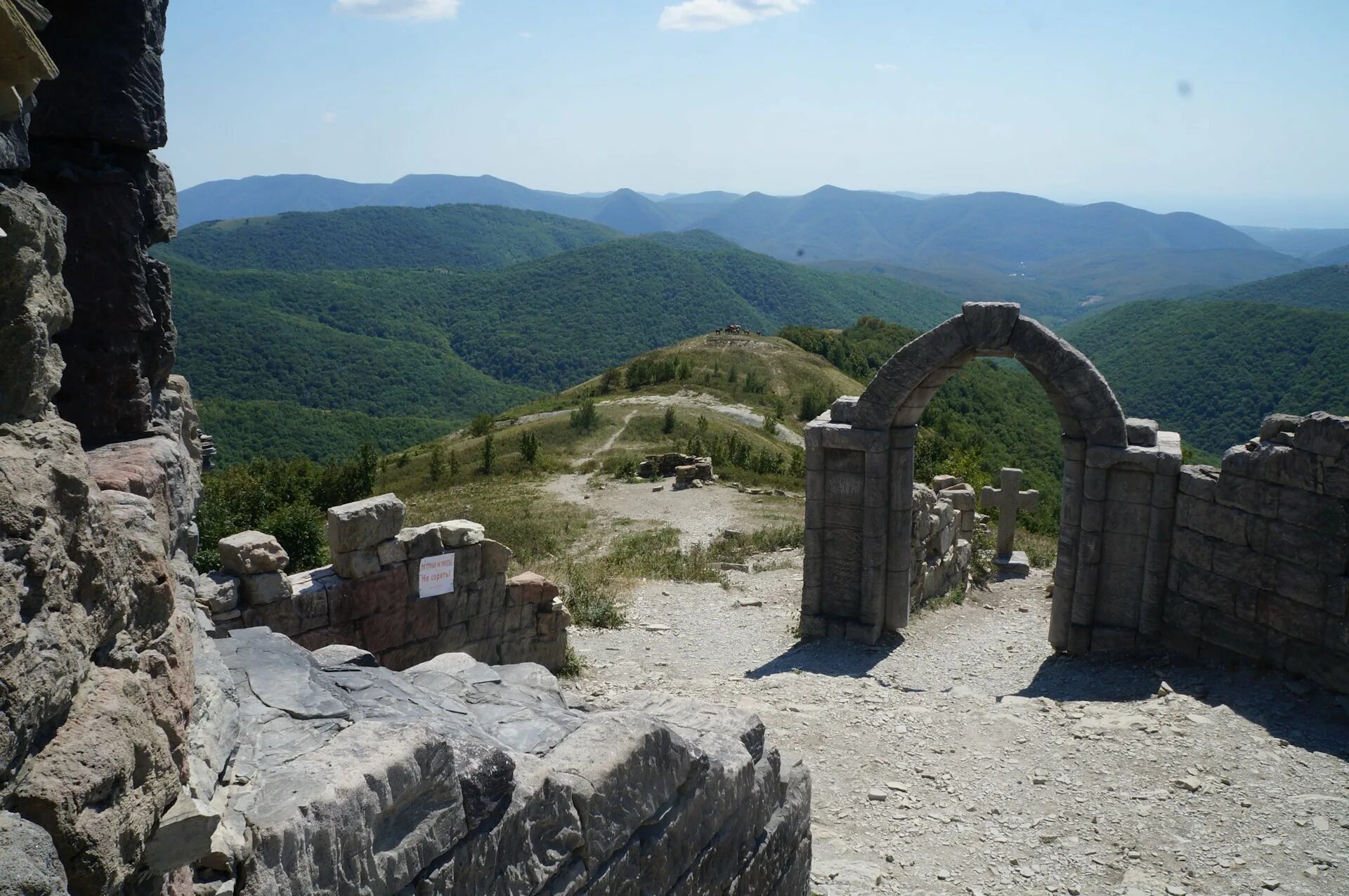 грозовые ворота гора кабардинка. крепость грозовые ворота геленджик. экскурсия кабардинка грозовые ворота ворота. кабардинка грозовые ворота. крепость грозовые ворота геленджик.
