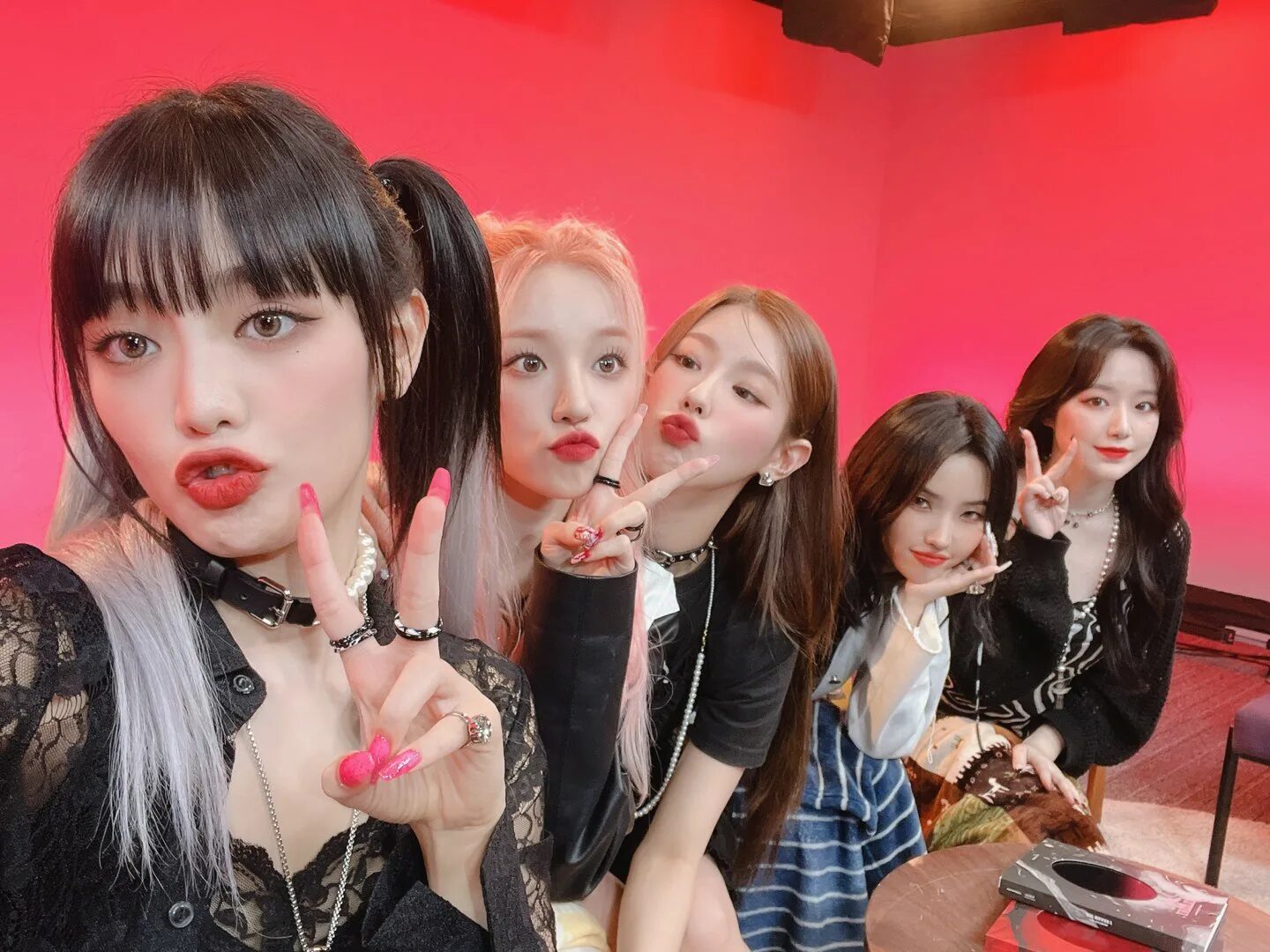 G i dle kween cart. Группа Джи Айдл. Группа g Idle участницы 2022. Кпоп группа Джи Айдл. Группа g Idle Tomboy.