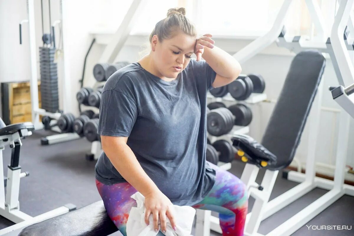 Упражнения для полных женщин. Полный человек в спортзале. Тренировка полных людей. Йога для полных. Фитнес для толстых женщин.