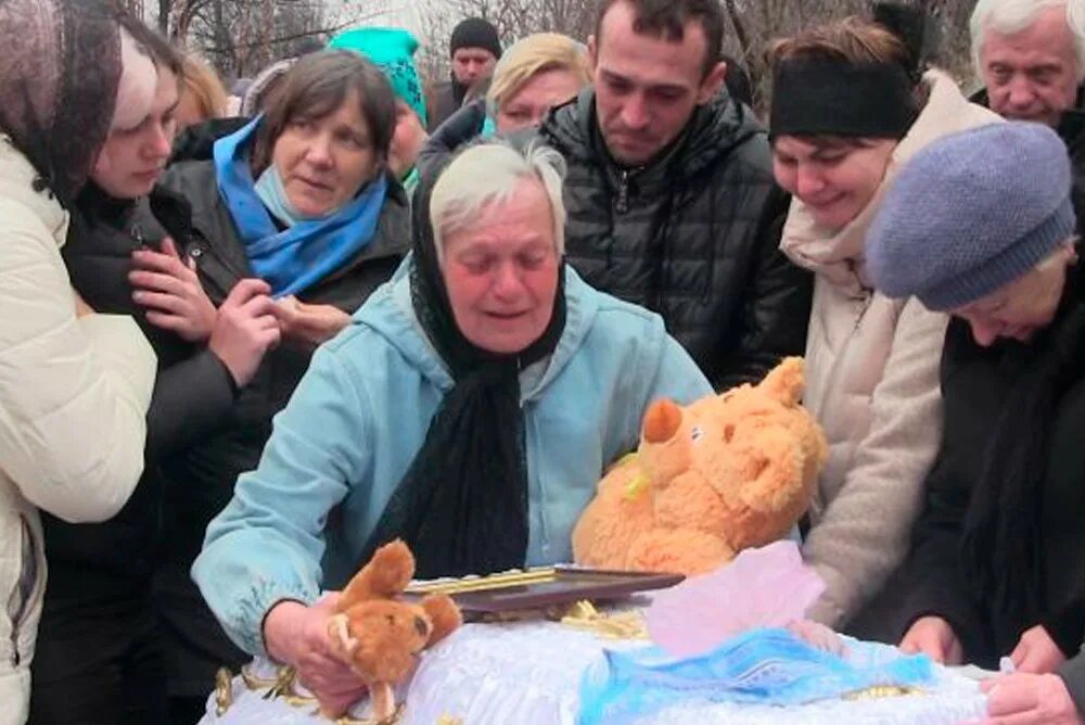 Донбассе убивали детей. Похороны детей в донецке в 2014.