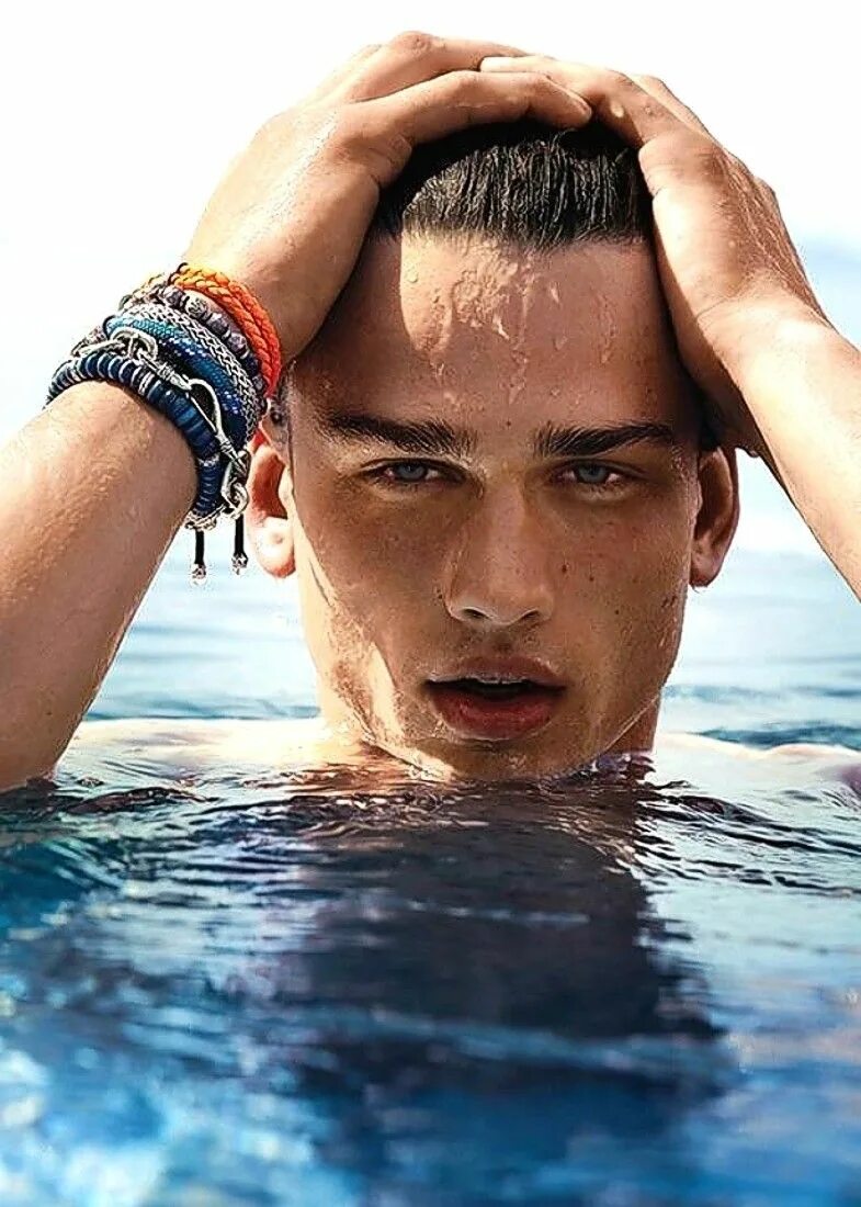 Красивые парни в воде. Плавание в бассейне. Мужское тело в воде. Мужчина в воде. Красивые парни в воде.