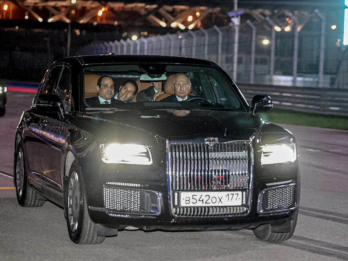 Кто ездит на номерах. Машина президента Путина Aurus.