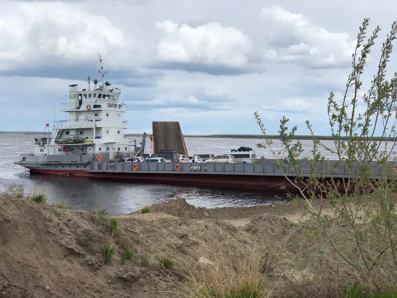 Переправа нижних бестях. Паромная переправа Якутск Нижний Бестях 2022. Паромная переправа Нижний Бестях. Паром Якутск Нижний Бестях. Переправа Якутск-Нижний Бестях.