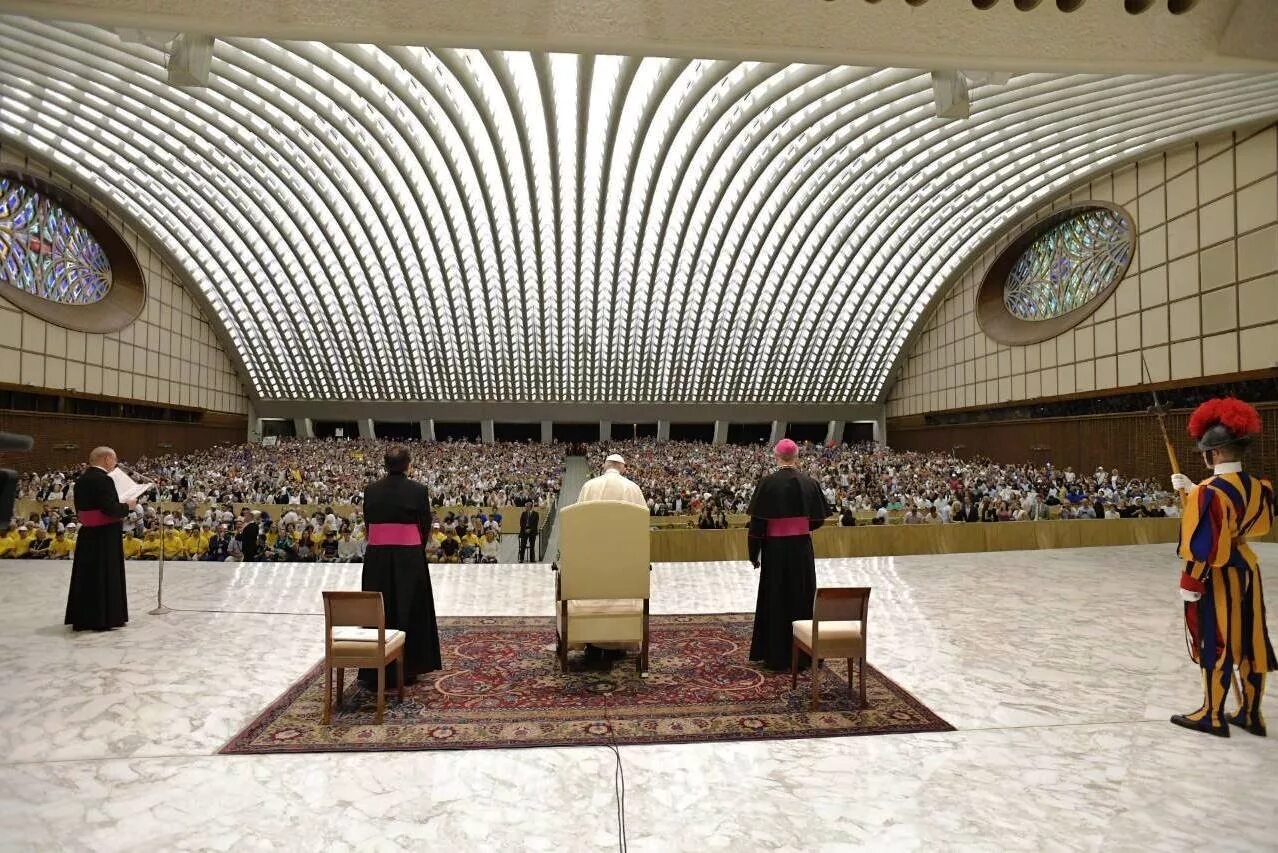 змееголовый конференц-зал папы римского. конференц зал папы римского в ватикане. зал аудиенций папы римского в ватикане. змеиный зал папы римского. конференц зал ватикана змея.