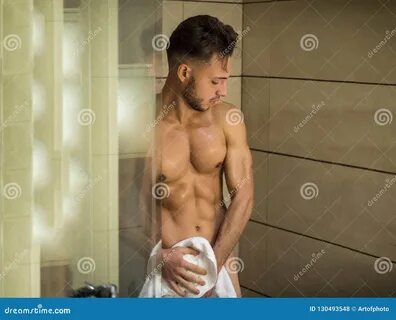 Hombre Joven Hermoso Atlético Desnudo Que Toma La Ducha Foto de archivo - I...