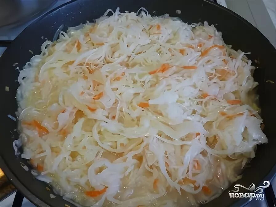 Квашеная капуста с жареным луком и чесноком. Кислая капуста по немецки красная. Кислая капуста с рулькой рецепт. Тушеная квашеная капуста по немецки