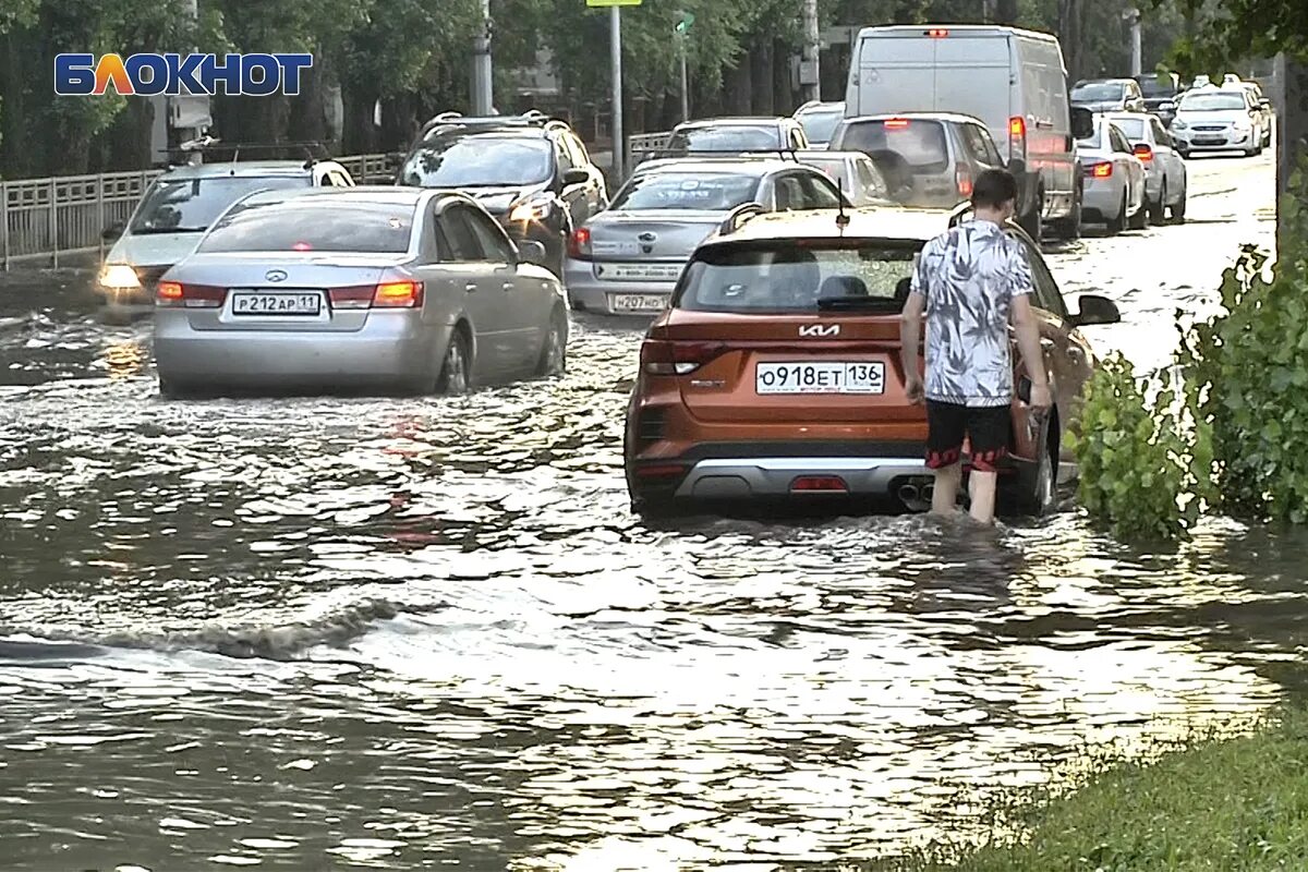 16 большие дожди. Ливень в Воронеже. Ливень на Тверской. Сильный ливень в Воронеже. Александров дождь затопило.