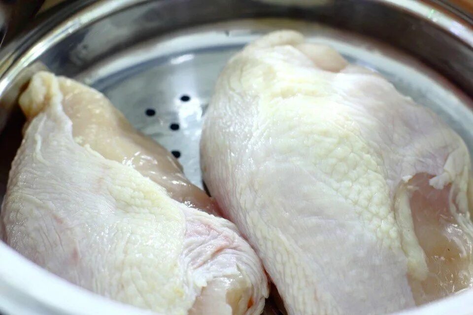Сколько варятся грудки курицы. Куриная грудка на пару. Курица на пару в кастрюле. На пару филе курицы. Вкусная грудка на пару.