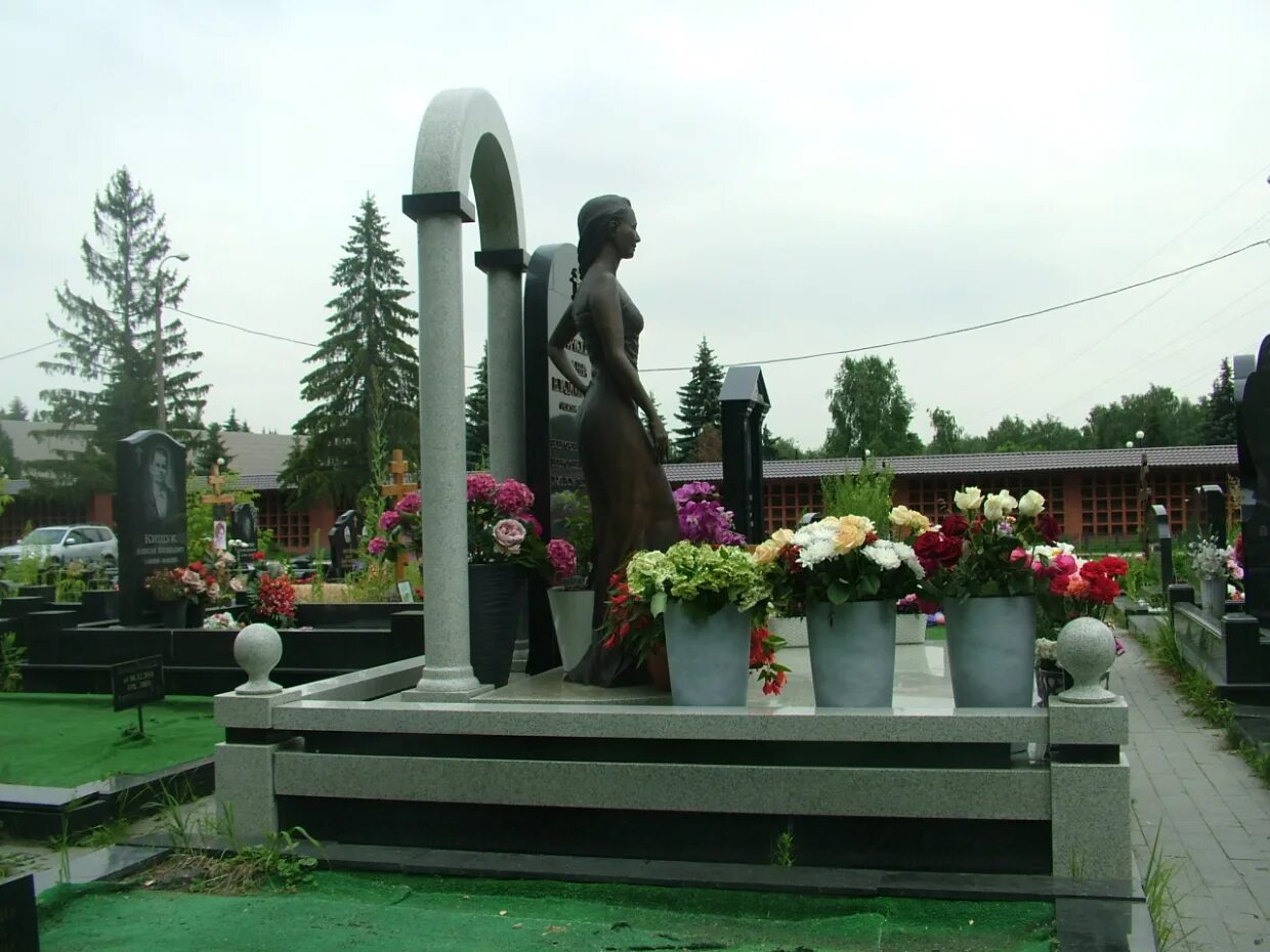 Где похоронен фриске на каком кладбище. Где похоронен фриске на каком кладбище. Могилы знаменитостей жанна фриске. Могила жанны фриске. Где похоронен фриске на каком кладбище.