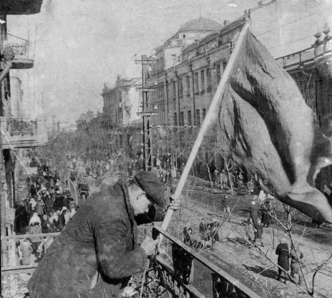 Освобождение Краснодара водружение флага. Освобождение Краснодара от немецко-фашистских захватчиков 1943. 12 Февраля 1943 освобождение Краснодара. 12 Февраля 1943 Краснодар. Красное знамя 1943