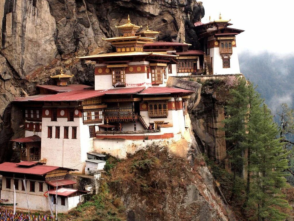 Бутан индия. Королевство бутан монастырь. Монастыри Китая в горах. Paro Taktsang Bhutan. Королевство бутан фото туристов.