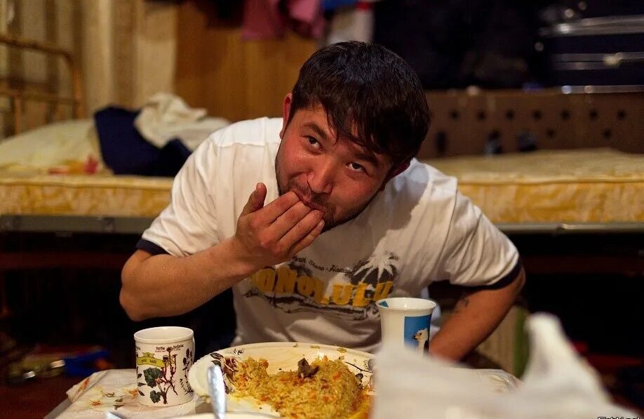 Узбеки едят плов руками. Узбеки за столом. Что едят узбеки. Что едят таджики.