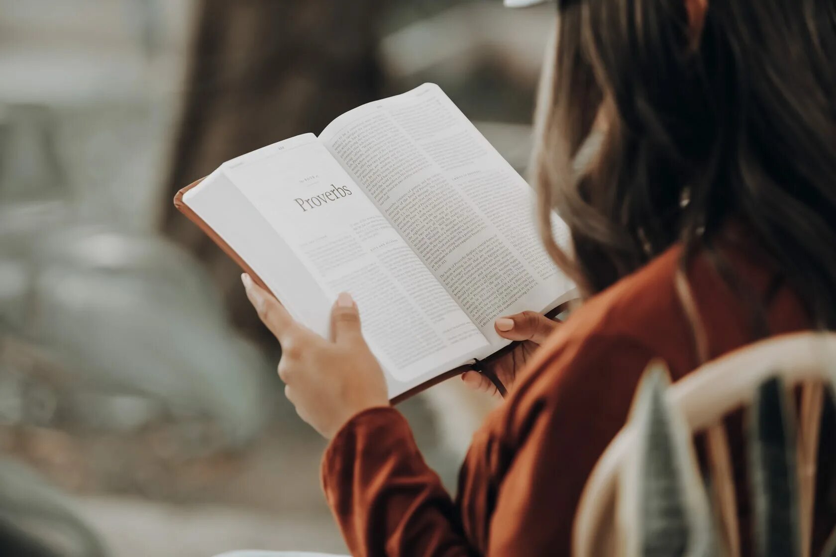Чтение книг. Читающий человек. книга человек. чтение. человек с книжкой.