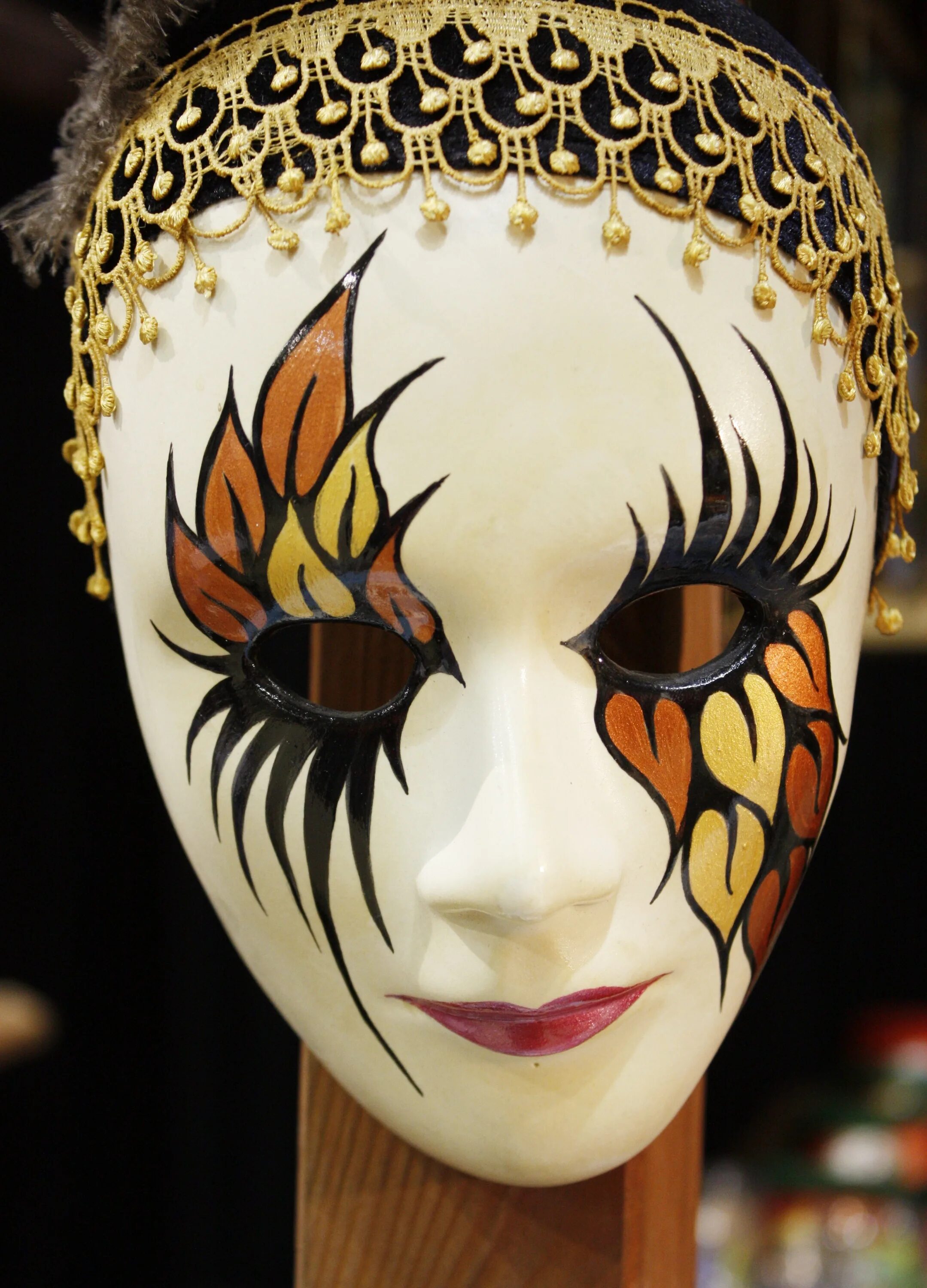 Красиво раскрасить маску. Белая маска Арлекин. Маски венецианские живопись Арлекин. Аркекин Венеция карнавал. Маскарадная маска.