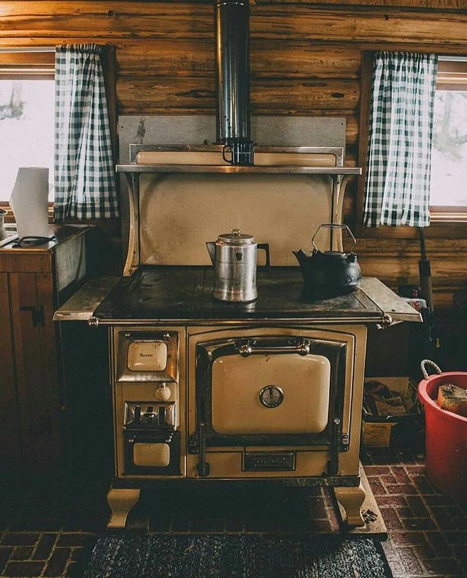 Для отопления сельского дома бабушка. Дровяная плита Stove. Печь в деревенском доме. Старинные кухонные плиты. Печь в деревенском доме с плитой.