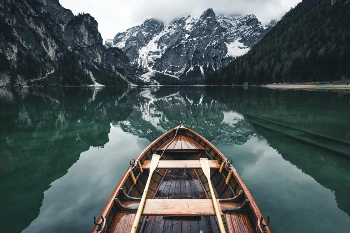 Путешествуем на лодке. Озеро Брайес. Озеро Брайес Италия лодка. Лодки на озере Брайес. Озеро Брайес зимой.