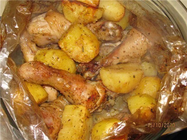 Сколько готовить картошку в духовке в рукаве. Курица с картошкой в рукаве. картошка в рукаве. картошка в рукаве в духовке. картошка с мясом в рукаве.