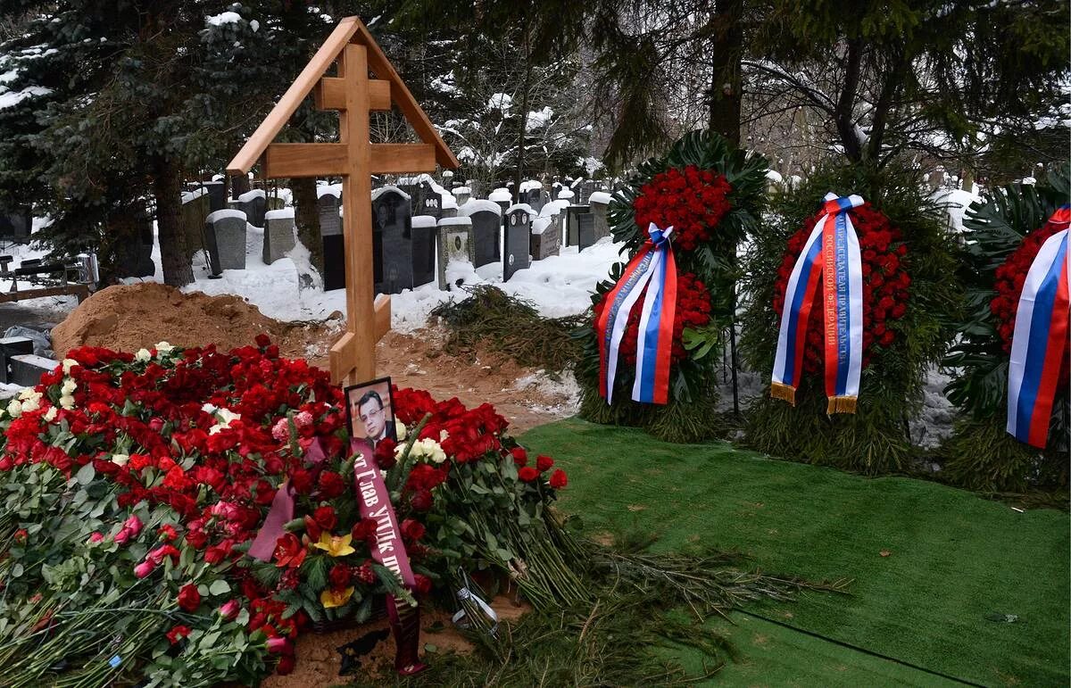 Химкинское кладбище могила Андрея Карлова. Похороны Андрея Карлова. Карлов похоронен