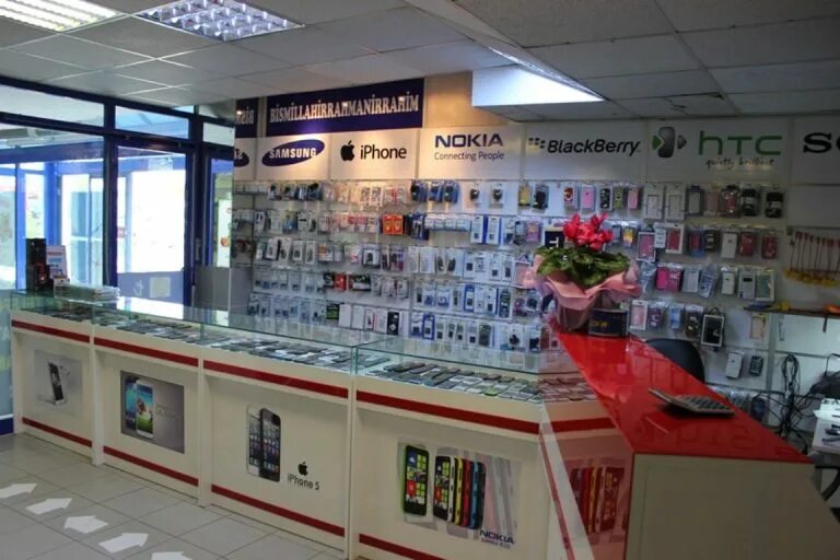 Mobile shop am. Витрины для mobile Accessories 3x2. Экспозиция в телефоне. Экспозиция телефонов в салоне. Витрина с телефонами.