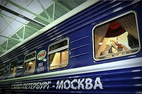 Ночной экспресс москва санкт петербург ржд. Поезд москва. поезд москва питер. фирменный поезд экспресс 003а. поезд петербург москва.