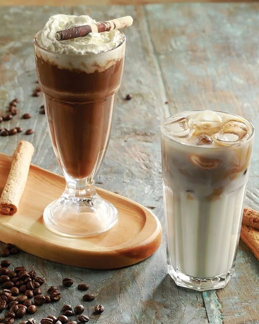 Холодный кофе с мороженым. Кофе глясе. Кофе глясе с мороженым. Кофе с мороженым гляссе. Кофе-глясе кофейные напитки.
