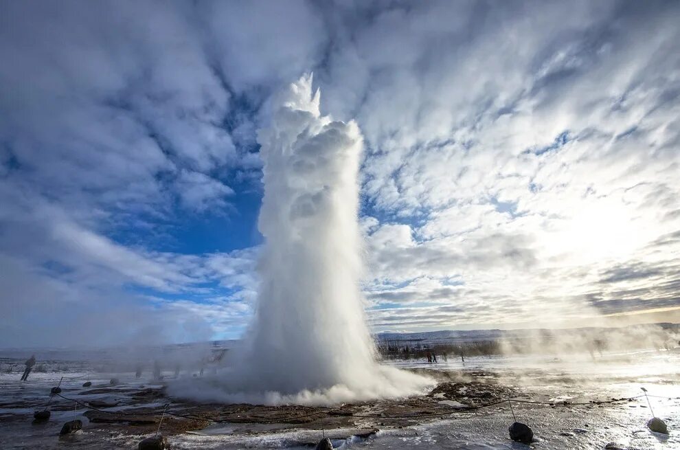 Самое мощное теплое. Гейзер Строккур Исландия. Великий Гейсир Исландия. Гейзер Строккюр в Исландии. Великий Гейзер в Исландии.