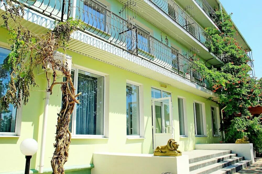 Геническ отели. Геническ отели. Райский сад геническая горка. Гениченск леон геническ отель. Пансионат арабатская стрелка.