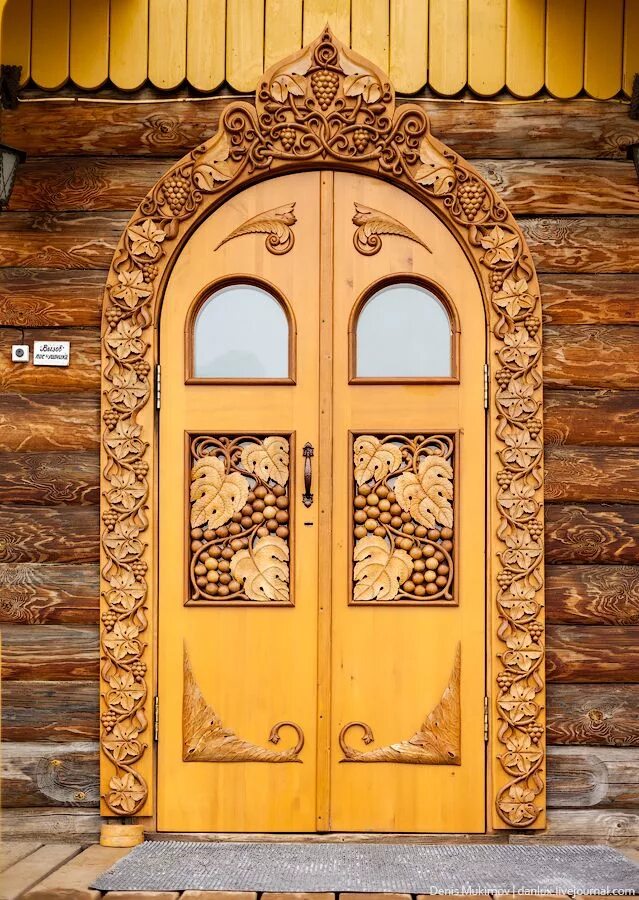Двери с ковкой. Деревянные ворота в славянском стиле. Оберег сторож символ чура. Символ чура славянский. Наличник в славянском стиле.