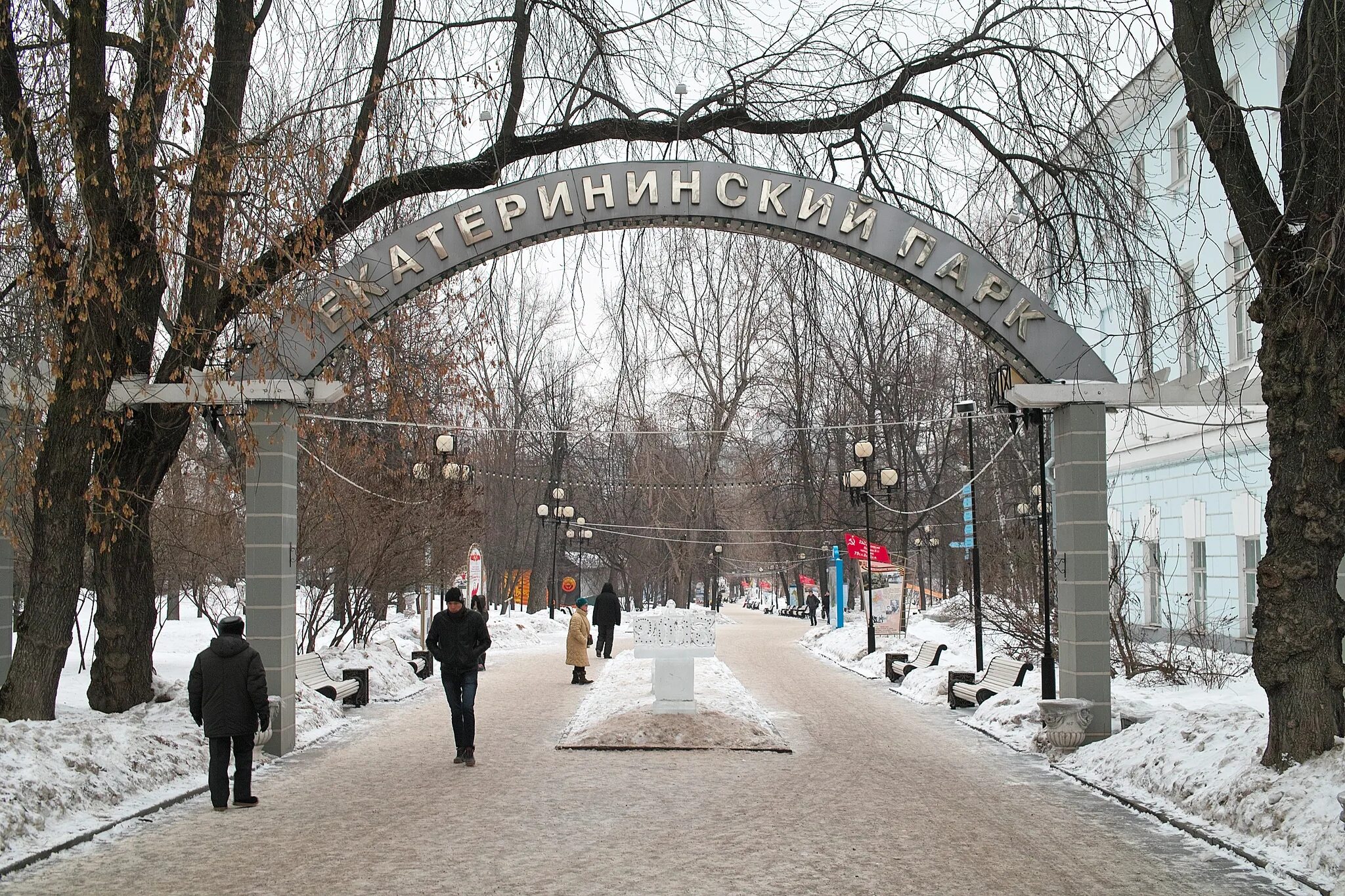 Где можно погулять в москве в марте. Екатерининский парк в Москве. Екатерининский парк метро Достоевская. Екатерининские парки Москвы. Екатерининский парк Марьина роща.