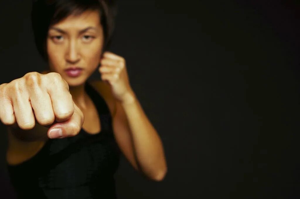 Women punching. Девушка боксер арт. Девушка с боксерской грушей. Women punching. Рейчел боксерша.