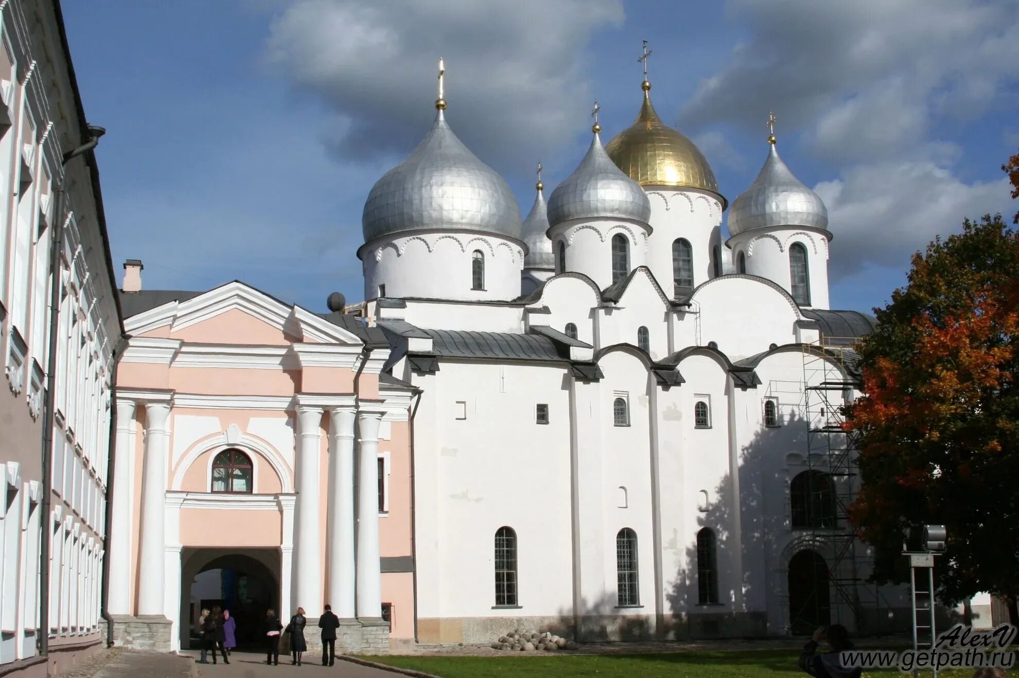 Какие достопримечательности в новгороде. Достопримечательности новгорода софийский храм. новгородский кремль.