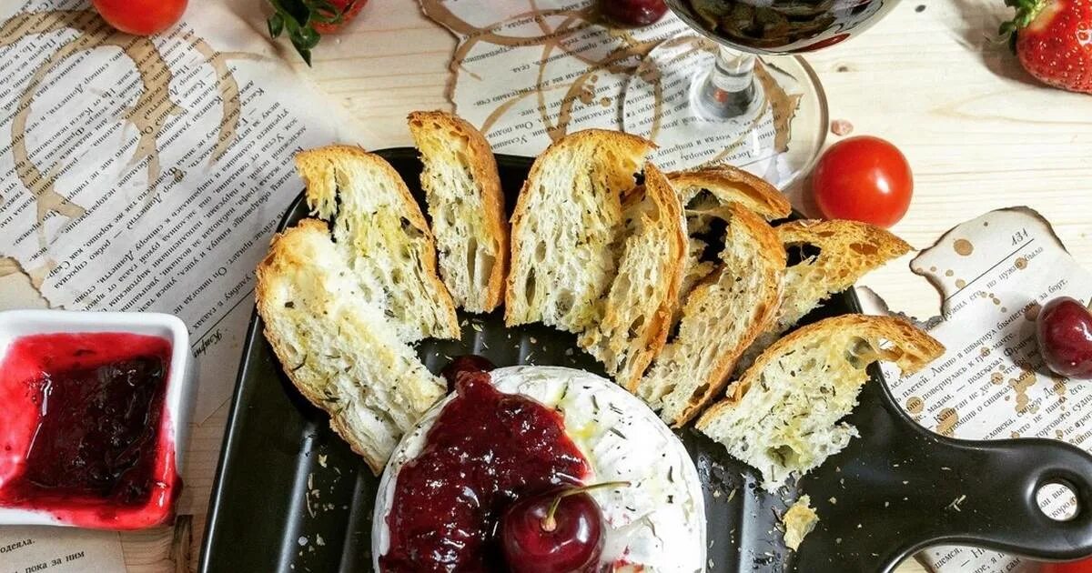 Камамбер с помидорами и багетом в духовке. Запеченный камамбер с клюквенным соусом. камамбер с брусничным соусом. сыр камамбер с клюквенным соусом. жареный сыр камамбер с клюквенным соусом.