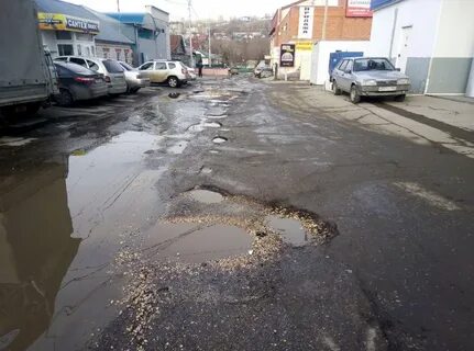 Разбитый участок дороги