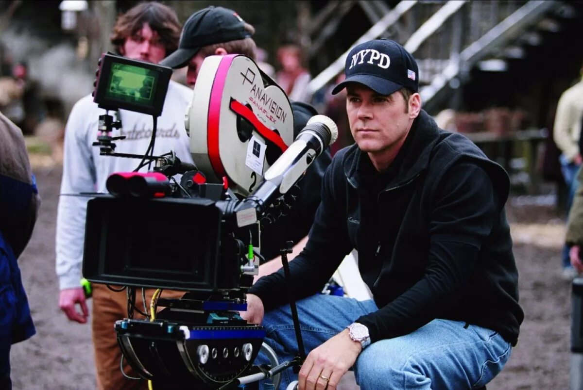 режиссер. режиссер и оператор. профессия режиссер. режиссер роберт земекис рождественская. режиссер постановщик.