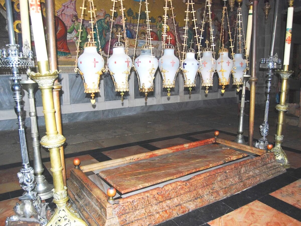 иерусалим храм гроба господня камень миропомазания. иерусалим храм гроба господня камень миропомазания. иерусалим камень миропомазания. камень иерусалиме миропомазания в иерусалиме. камень миропомазания в храме гроба господня.