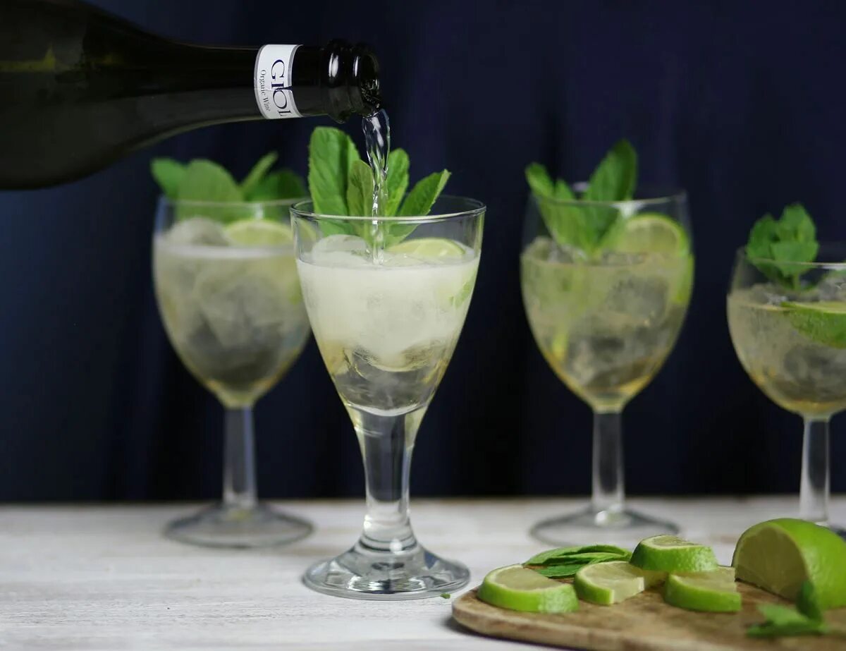 Хуго Спритц. Просекко Джин коктейль. Хьюго Спритц коктейль. Напиток Spritz Mojito Cocktail. Хьюго коктейль