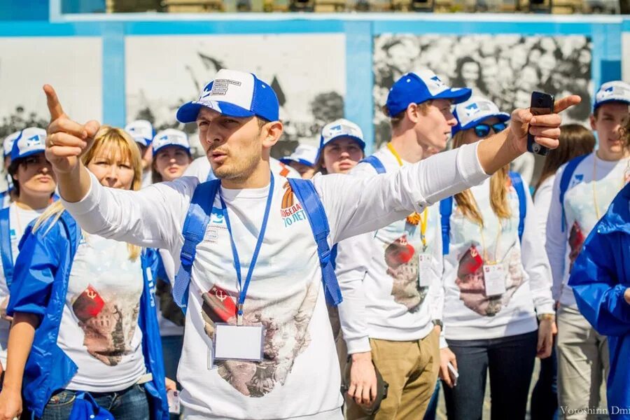 Патриотический волонтер. Патриотические волонтеры. Парад Победы волонтеры Победы. Известная молодежь России. Волонтеры Победы бейдж.