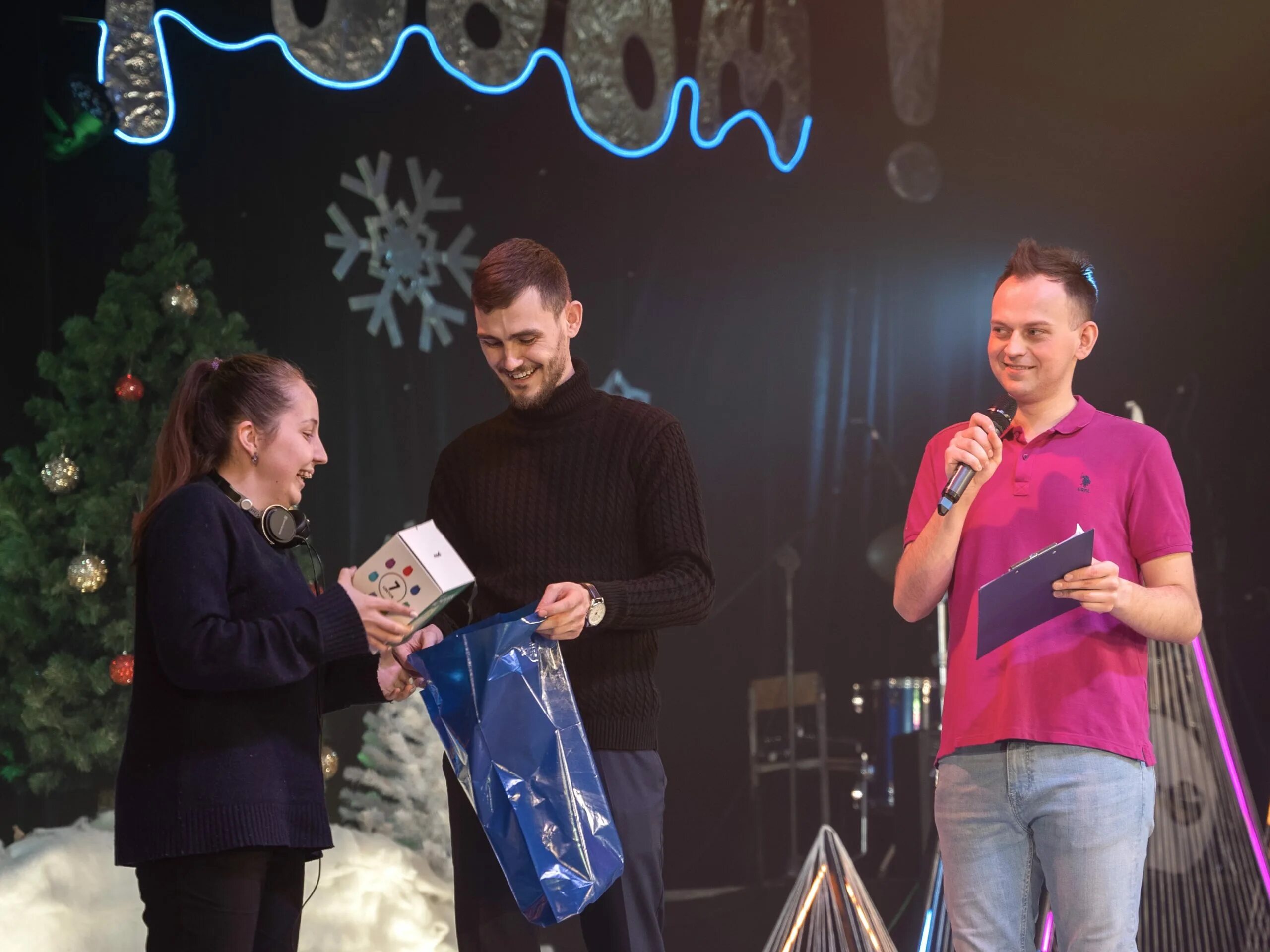 Молодежь в библиотеке. Студент вечер. Веселье вечеринка. Предновогодний вечер. Студент вечер.